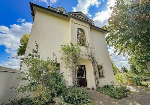 Seitenansicht des historischen Herrenhauses