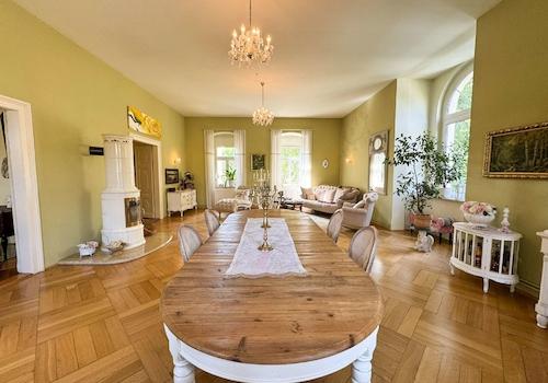 Elegantes Esszimmer mit Kaminofen