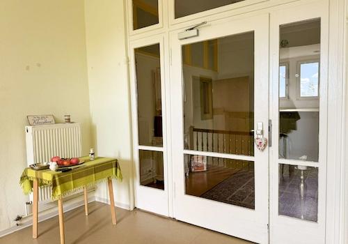 Flur mit Doppeltüren und Dekoration