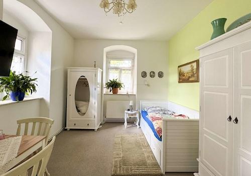 Helles Gästezimmer mit barrierefreiem Zugang