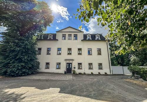 Frontansicht des Herrenhauses