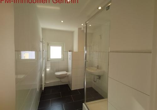 geräumiges Badezimmer mit Dusche