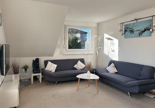 lichtdurchflutetes Wohnzimmer