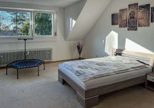 Schlafzimmer mit Blick ins Grüne