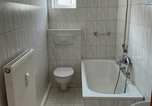 Tageslichtbad mit Wanne