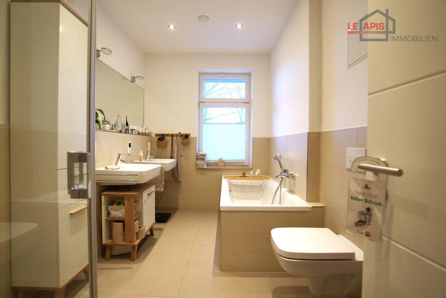 Tageslichtbad m. Wanne u. Dusche