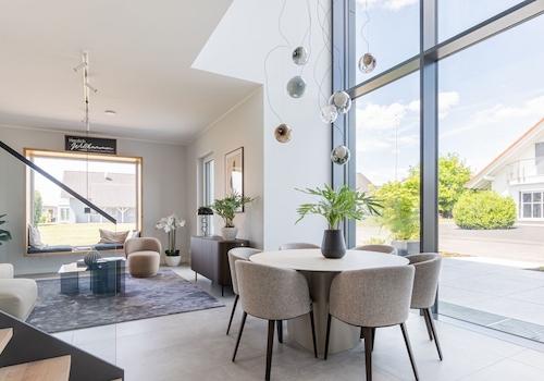 Lichtdurchfluteter Essbereich