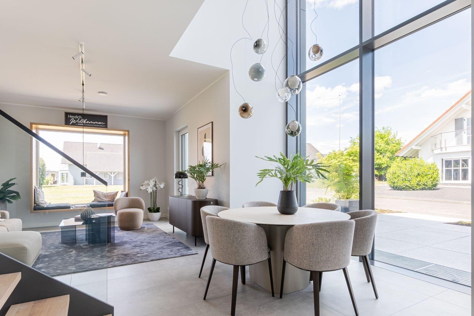 Lichtdurchfluteter Essbereich