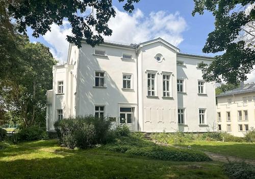 Frontansicht mit Vorgarten