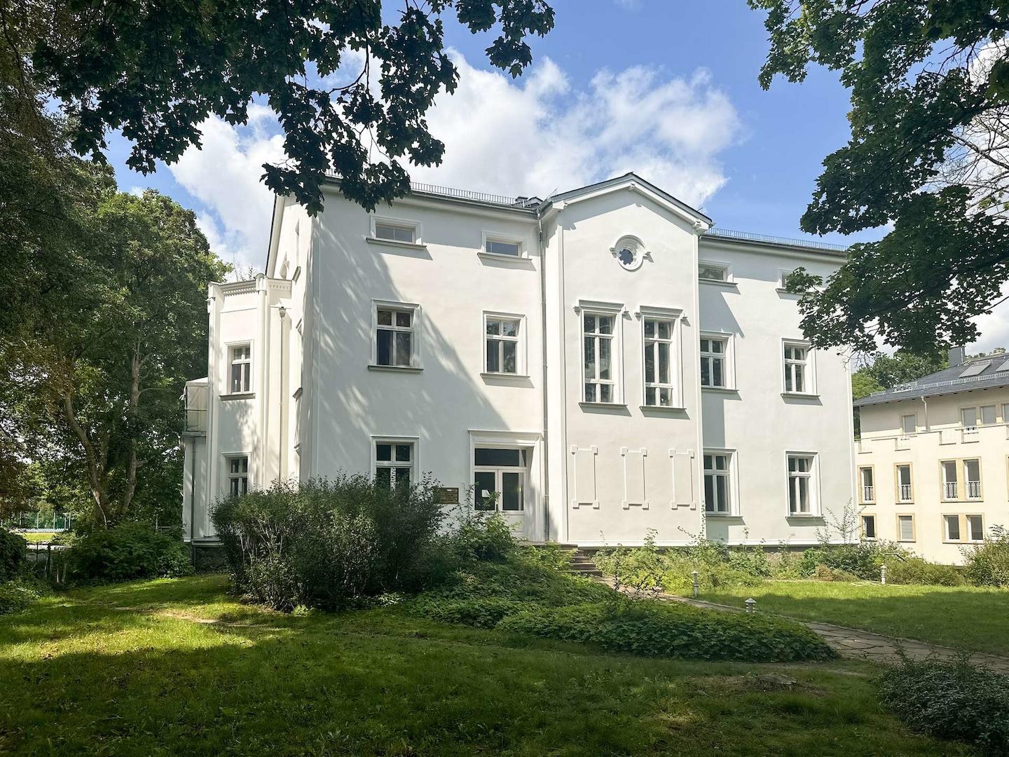 Frontansicht mit Vorgarten