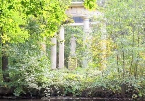 Monopterus direkt im angrenzenden Park