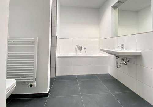 Bad mit Dusche und Badewanne