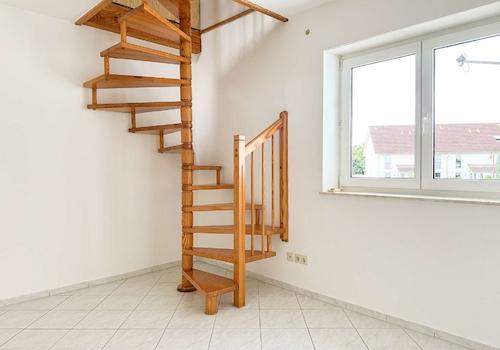 Zimmer mit Treppe zum DG