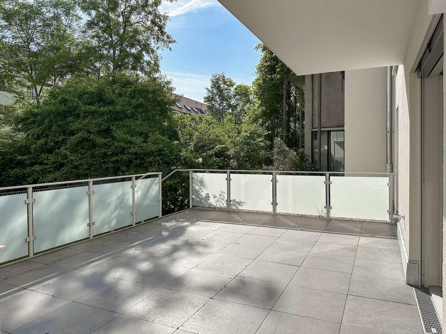 Großzügige Terrasse mit Blick ins Grüne