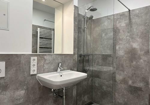 Badezimmer mit ebenerdiger Dusche
