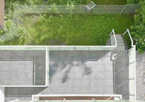 Große Terrasse mit Gartenzugang