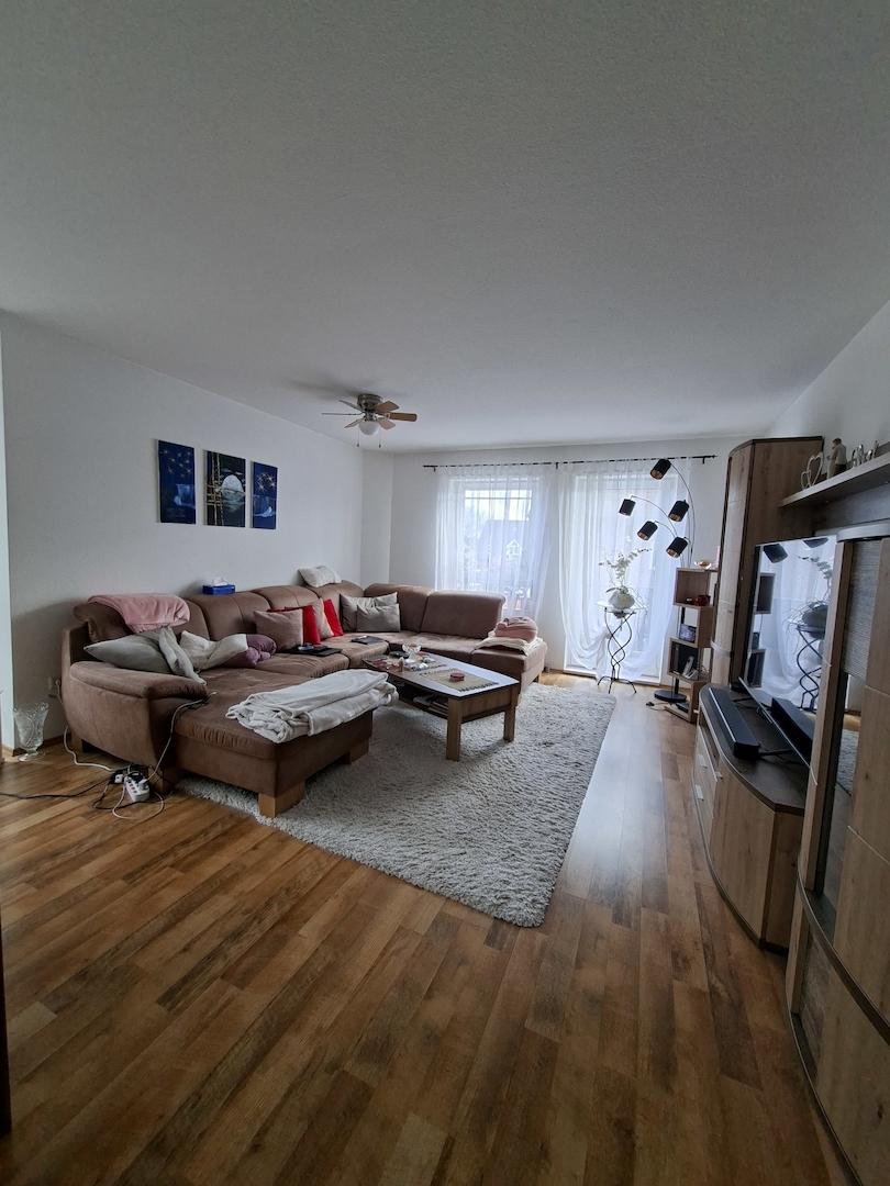 Wohnzimmer Blick zum Balkon