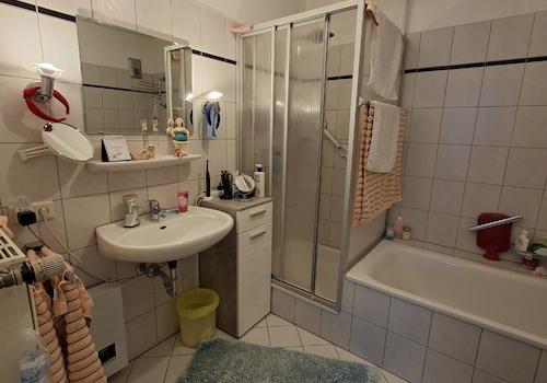 Bad mit Dusche und Wanne