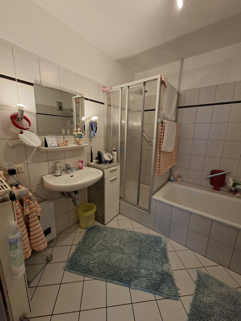 Bad mit Dusche und Wanne