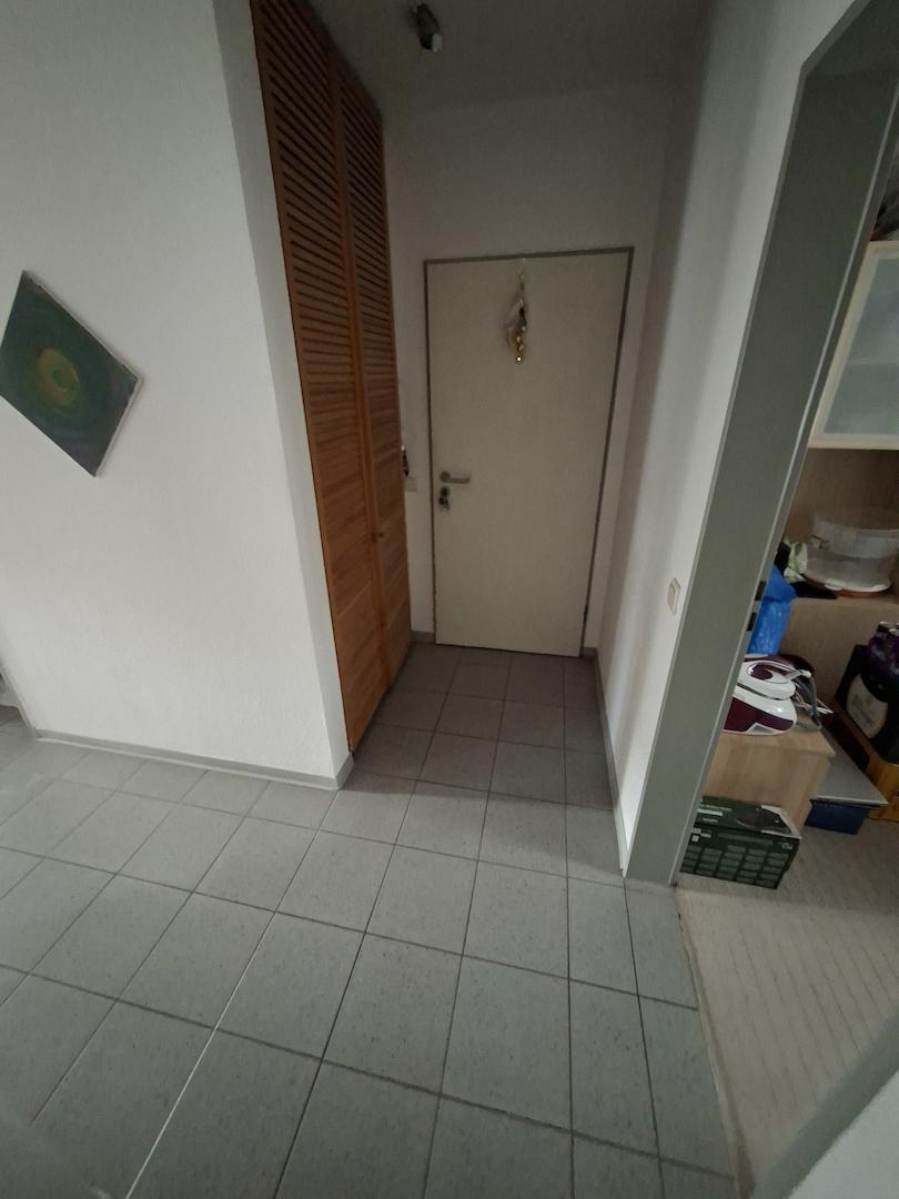 Ausgangsbereich mit Einbauschrank