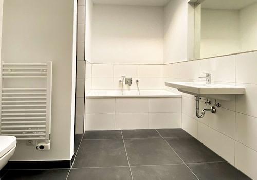 Badezimmer mit Dusche und Badewanne