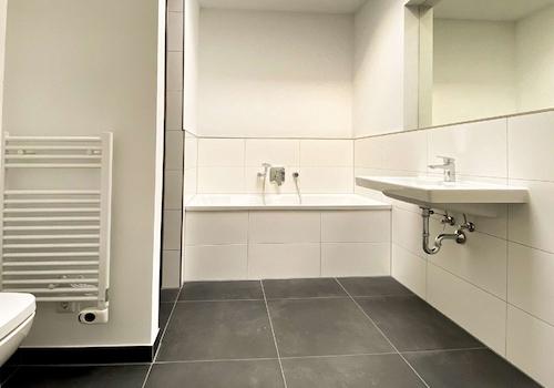 Badezimmer mit Dusche und Badewanne