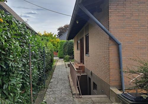 seitlicher Kellereingang