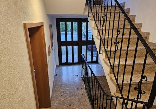 5241 - Hauseingang und Treppenhaus