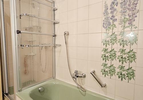 5241 - Bad mit Dusche und Einbauwanne