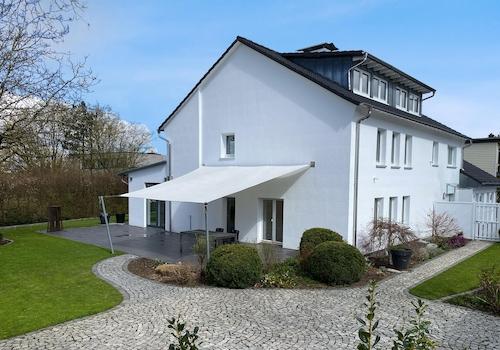 Terrasse mit Sonnensegel