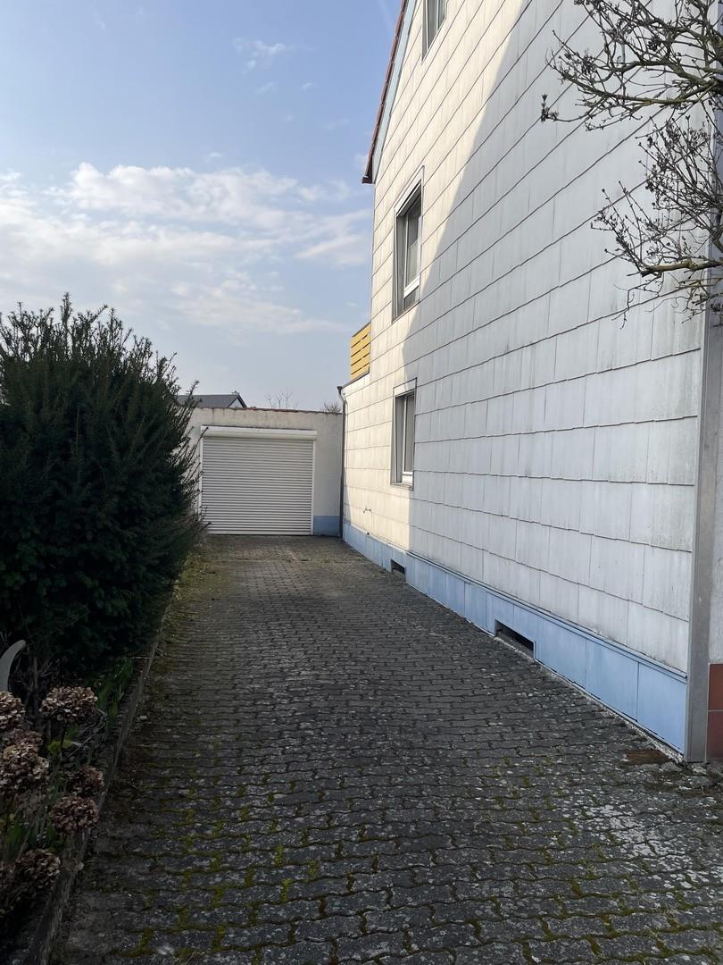 Hof und Garage