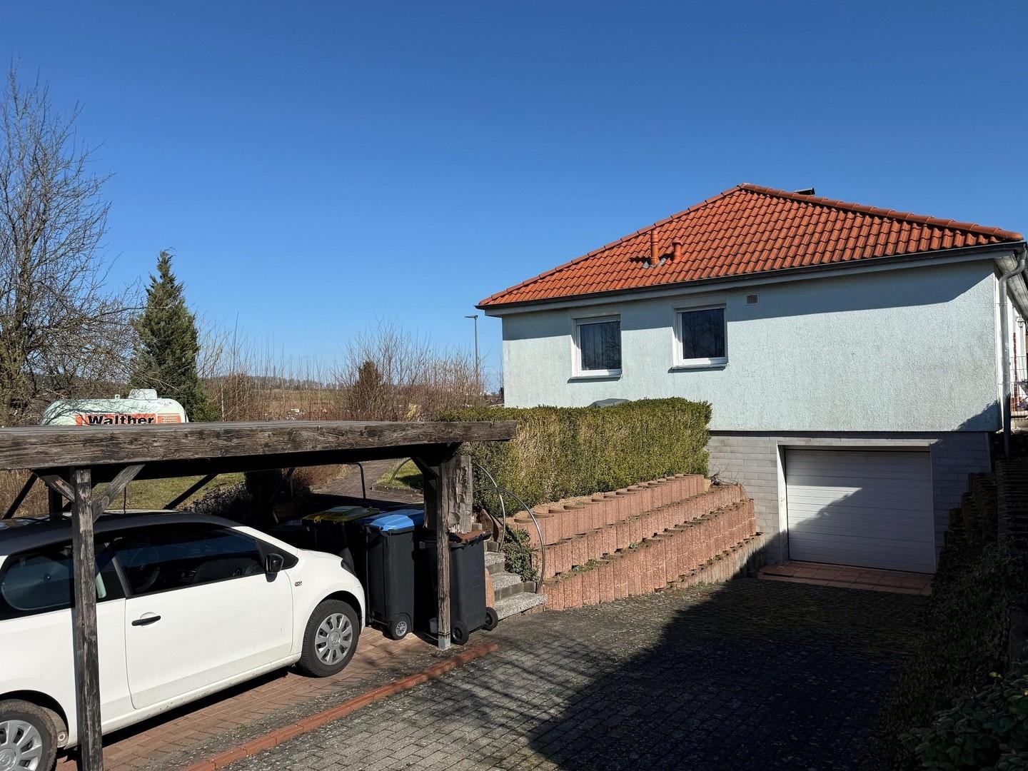 Haus mit Carport und Garage