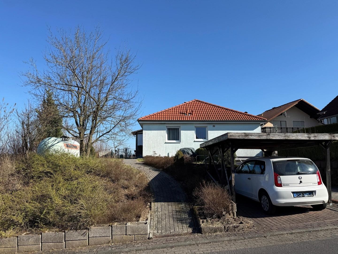 Straßenansicht mit Gehweg