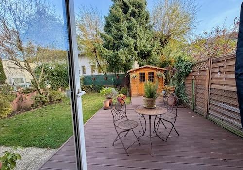 Blick vom Wohnbereich in den Garten