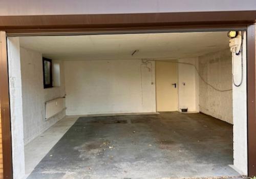 Haushälfte 2 sehr grosse Garage mit Durchgang ins Haus