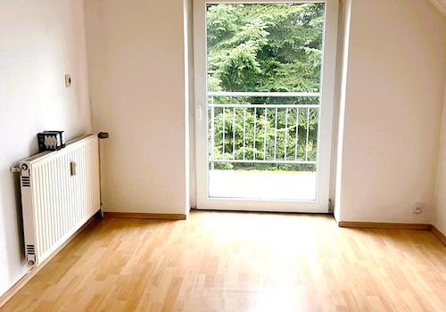 Essbereich mit Zugang zum Balkon