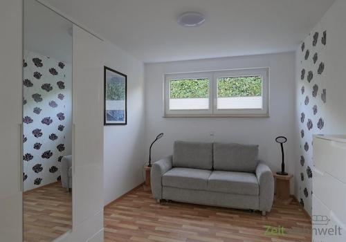 Kleiderschrank und Sofa