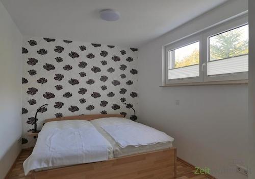 Doppelbett im Schlafzimmer