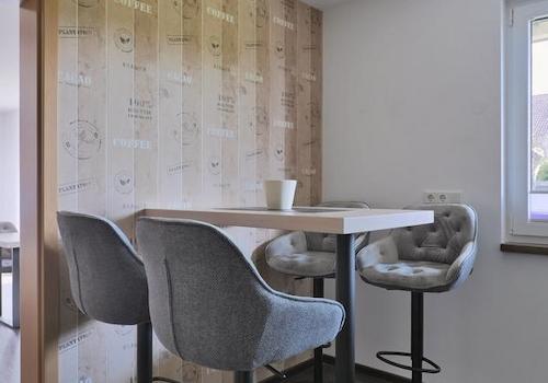 hoher Esstisch in der Küche