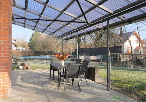 Überdachte Terrasse am Eingang