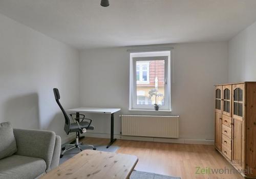 Schreibtisch und Vitrinenschrank