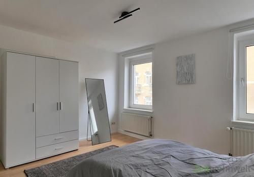 Kleiderschrank und Standspiegel