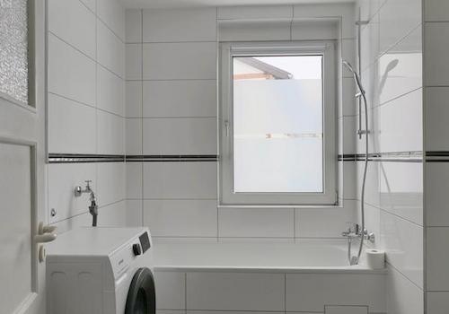 Wanne und Waschmaschine