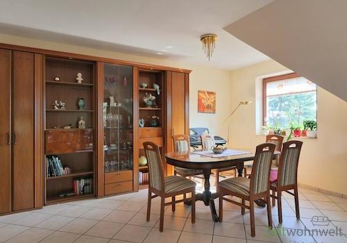 Schranlkwand und Esstisch