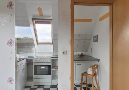 separate Küche mit Innen-Fenster