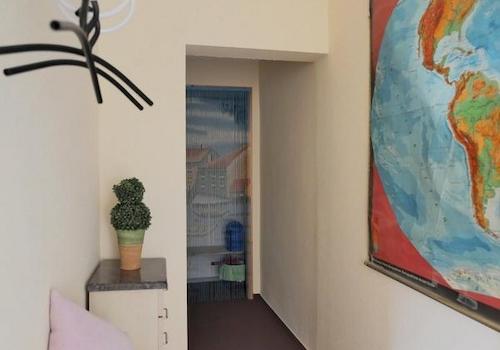 hinterer Flurbereich mit Garderobe