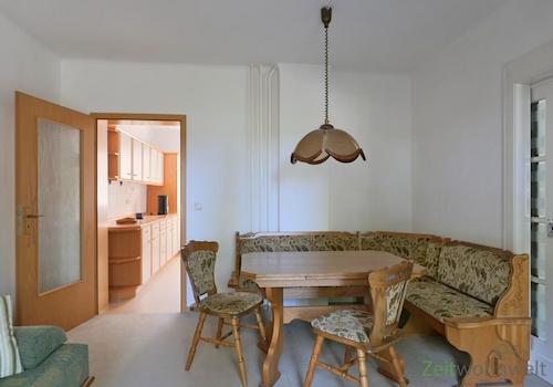 Esstisch vor der Küche