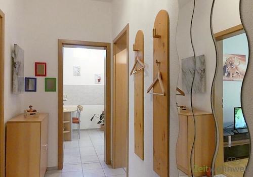 Wohnungsflur mit Garderobe