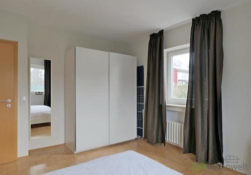 Spiegel und Kleiderschrank