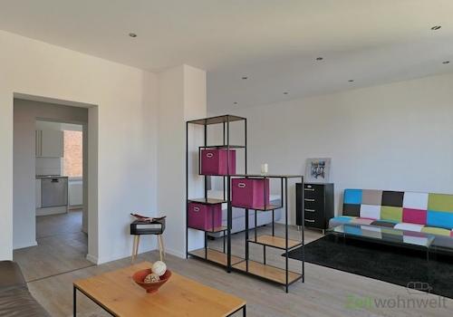 Blick zu Küche und Wohnraum